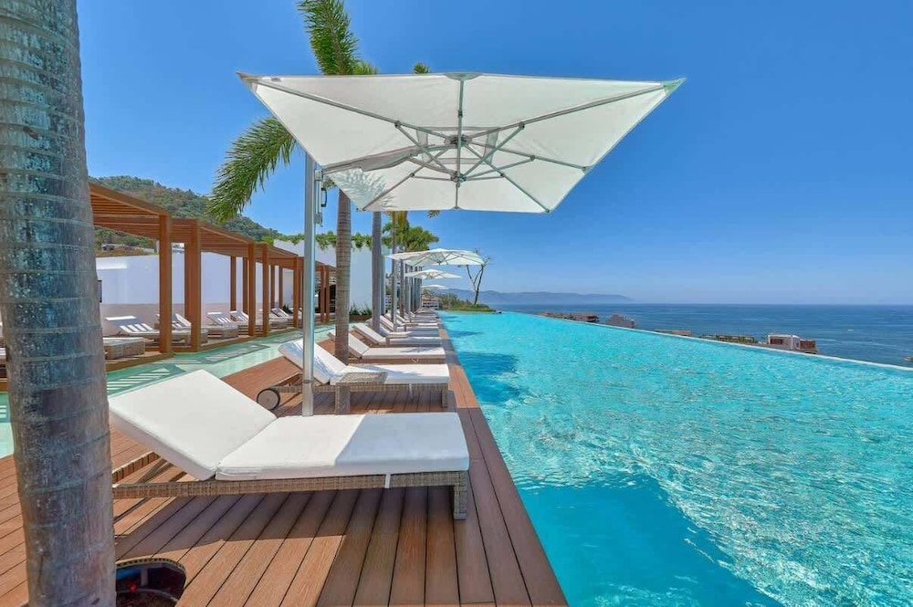 Soho PV Stunning Views Luxury Heated Rooftop Pool