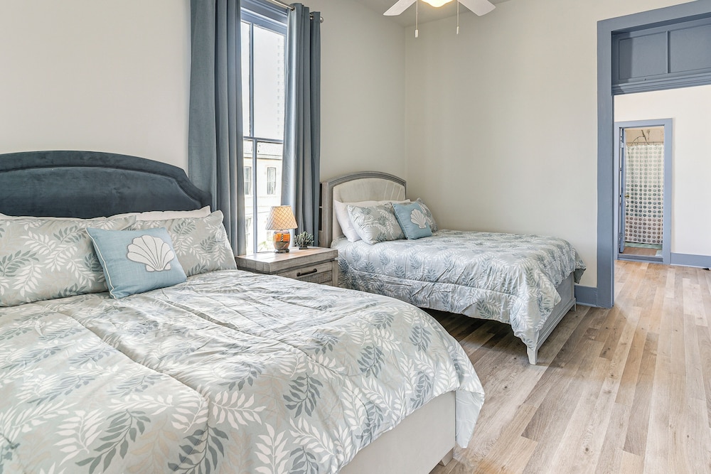 < 1/2 Mi to The Strand: Historic Galveston Apt!