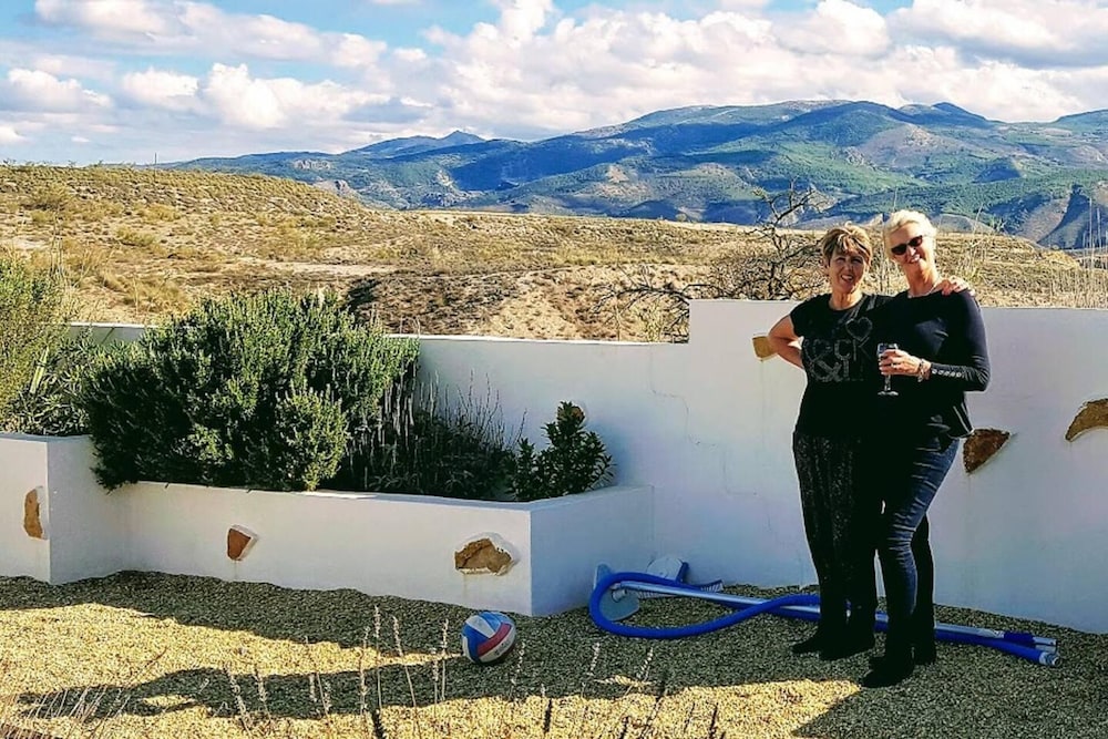 2-bed Villa Sleeps 5 - Private Pool & Free Parking