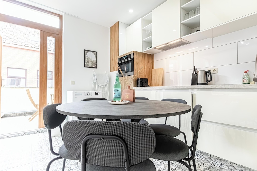 Modern 3BR Apt for 6 with Patio Ghent