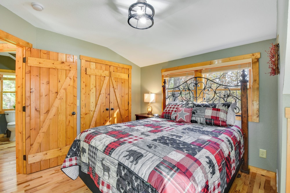 Fish, Hike & Swim: Lake Burton Retreat w/ Hot Tub!