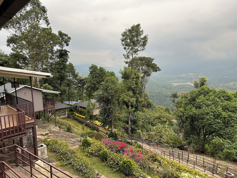 Hilltop Munnar by Fracspace view 2