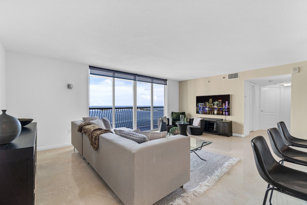Luxury Apartments W Pool & Ocean views