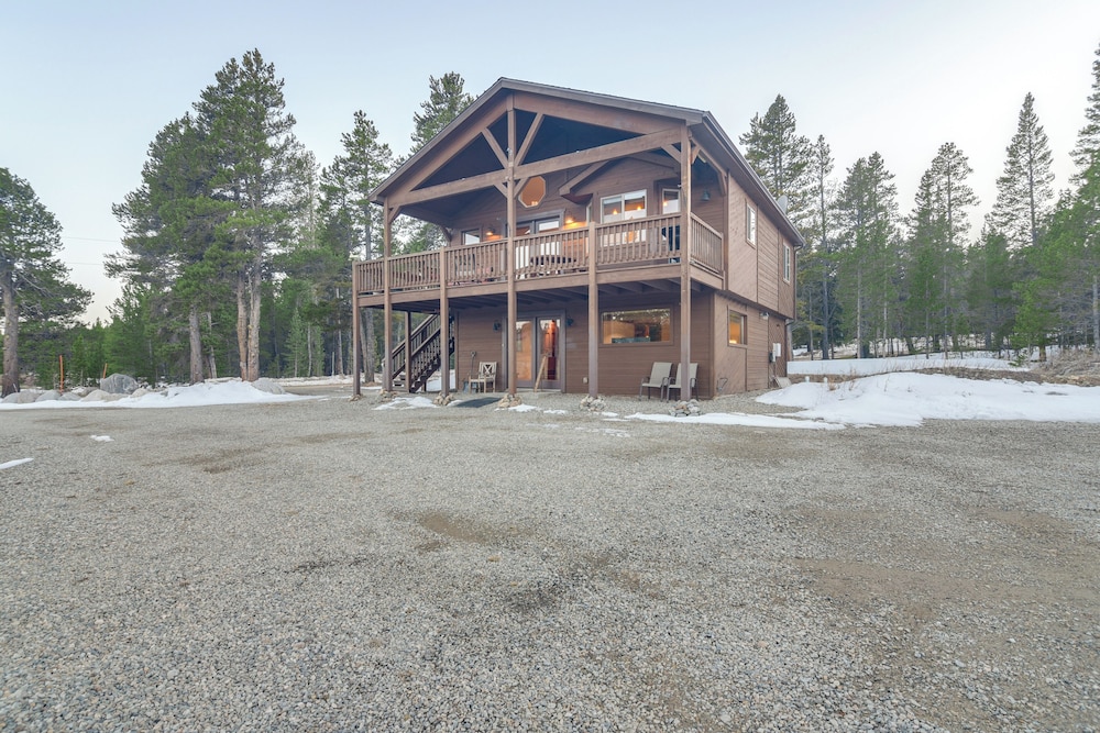 Deck + Mountain Views: Fairplay Family Escape!