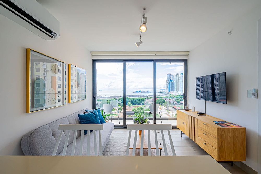 w Majestic 1BR w Stunning Balcony View
