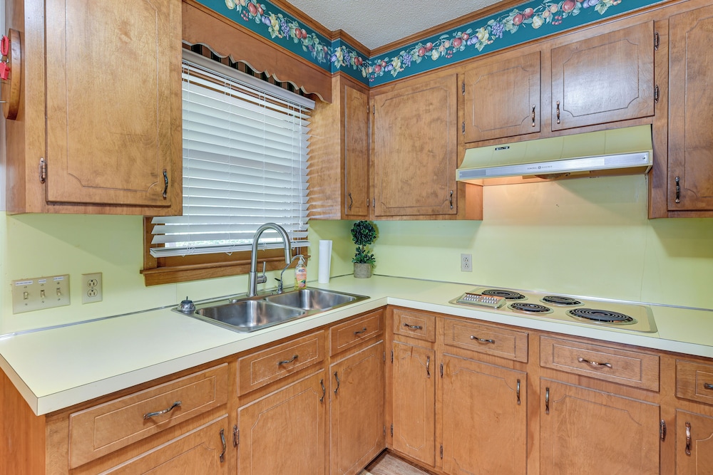 On Lake Tillery: Spacious Home w/ Screened Porch!