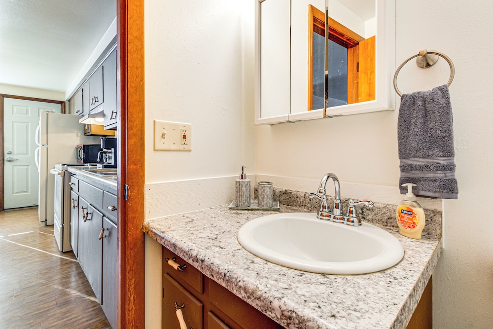 3 Mi to Lambeau Field: Ideally Located Townhome!