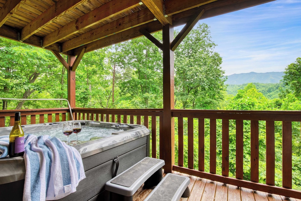 Triple Mountain View by Avantstay: Hot Tub, Game Room & Stunning Smoky Mountain Views