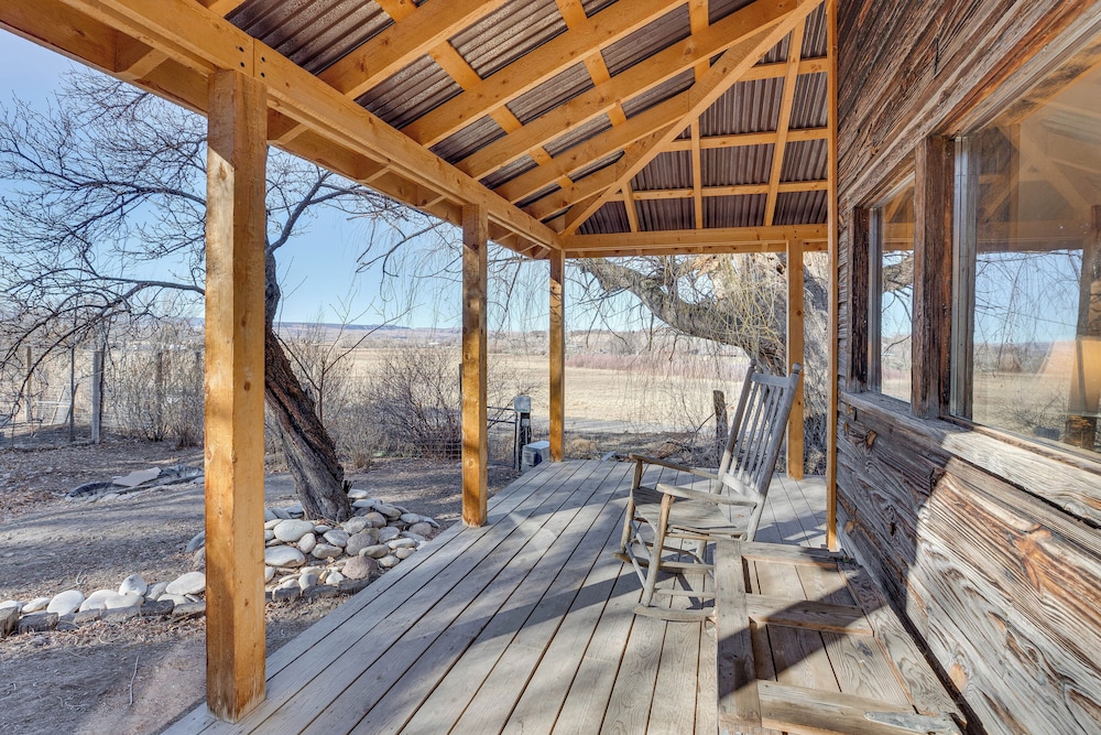 Historic Nature Lovers Cabin on Farm in Paonia!