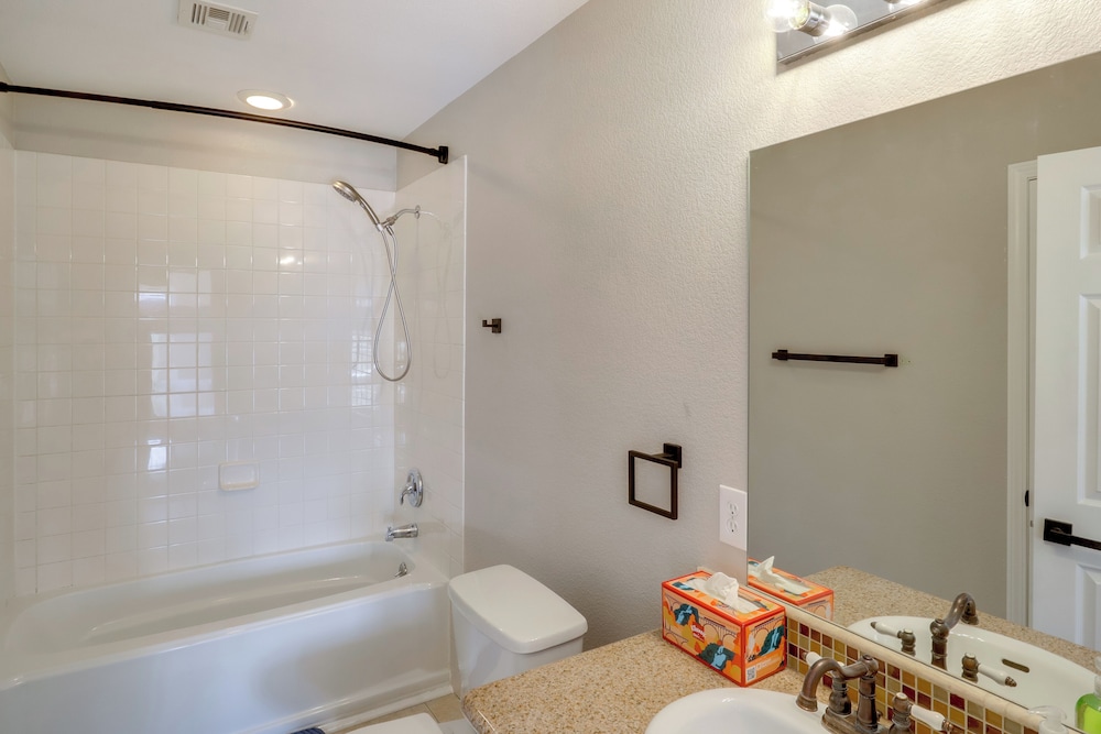 7 Mi to Fremont Street: Spacious Vegas Home!