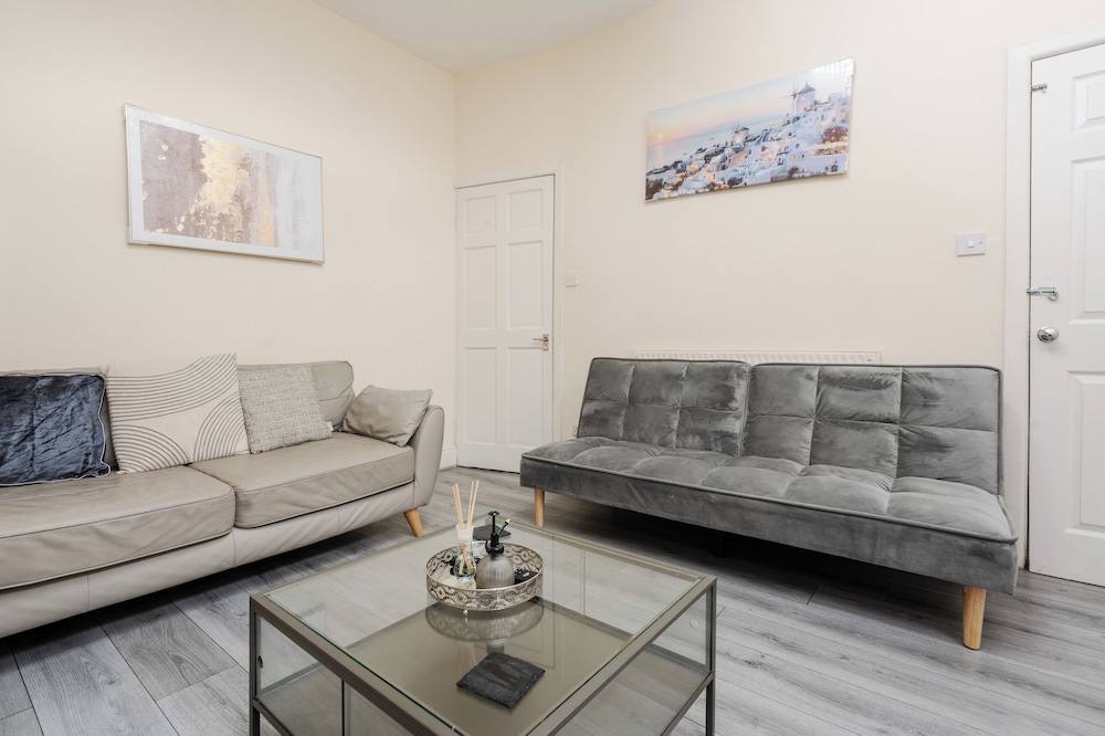 Spacious 4-bedroom Manchester Retreat With Garden