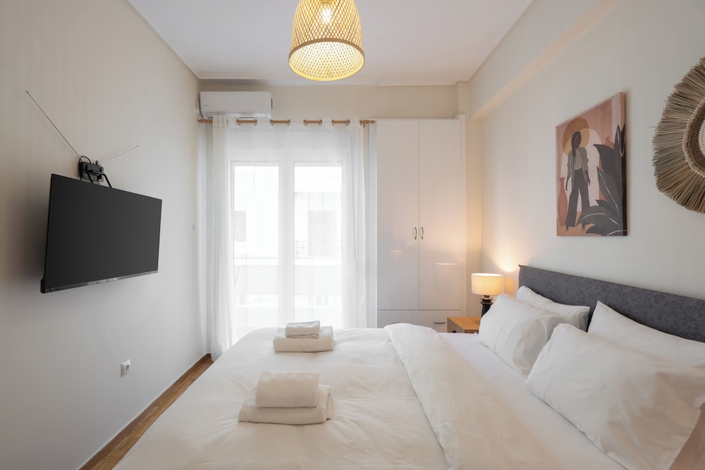 Luxury Comfort in Pagrati - 5 min to Varnava Square