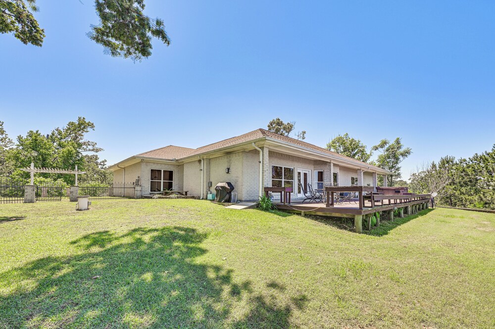 Boat Dock & Hot Tub: Waterfront Home in Milam!