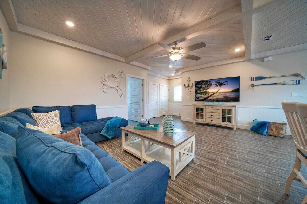 Sleeps 33! 4 Condos, Walk to the Beach, Resort-style Pool, Endless Summer Resort