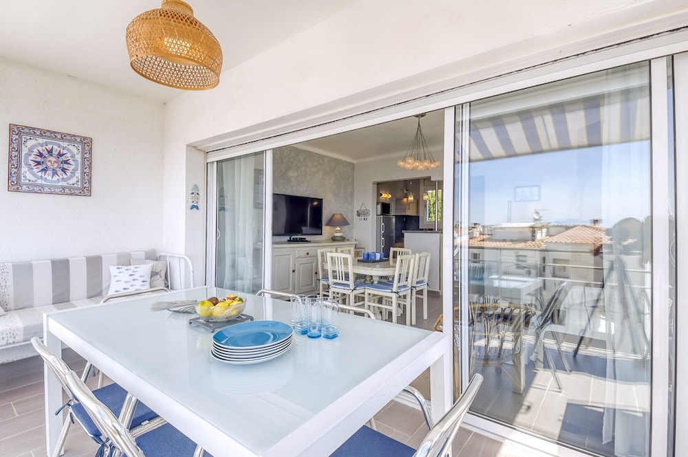 Apartment in Roses Near Platja Dels Palangrers