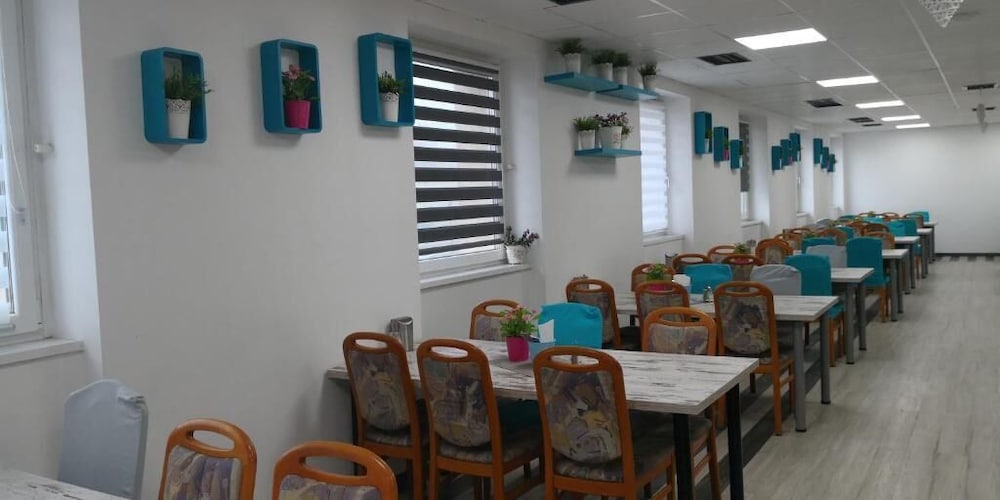 FREE PARKING, FREE BREAKFAST, only 15 minutes to City Center