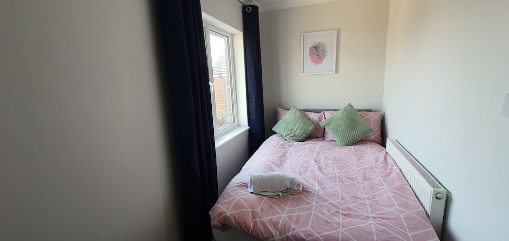 Room in Guest Room - Big Double Room in Stoke City view 3