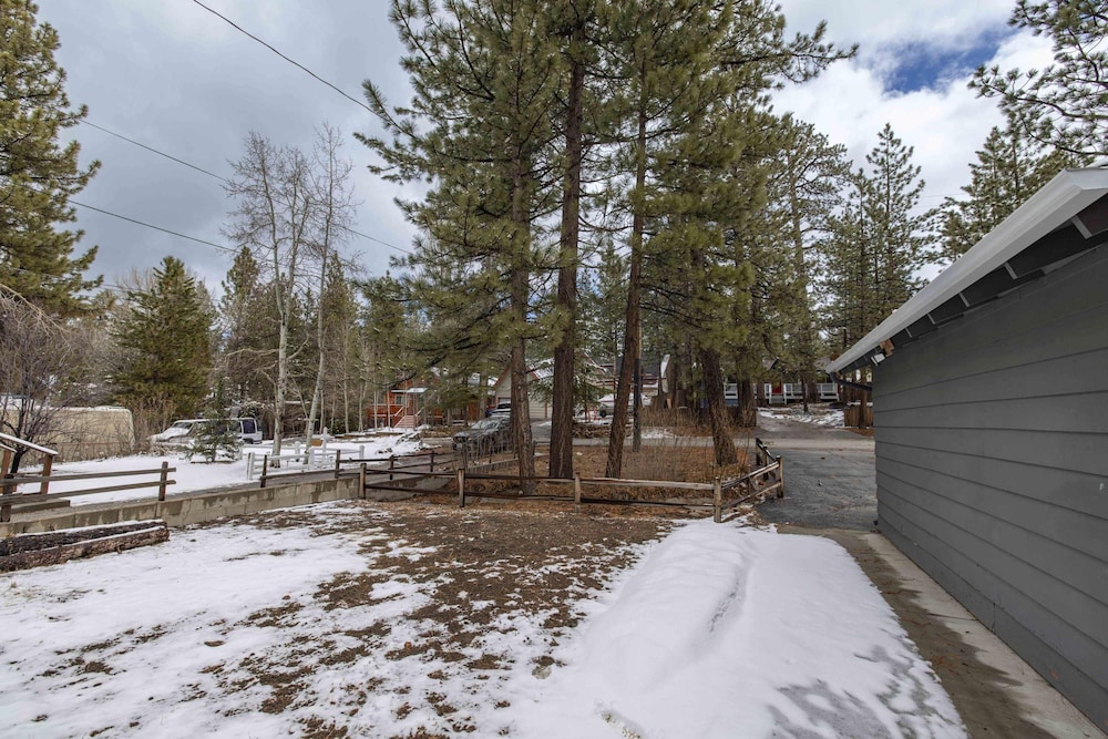 Quail Drive 2 Bdrm 1 Bath Modern Cabin Hot Tub