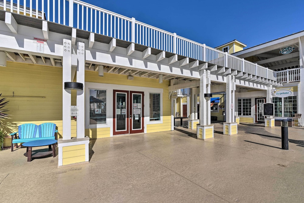 Walk to Beach: Condo w/ Bay View in Galveston