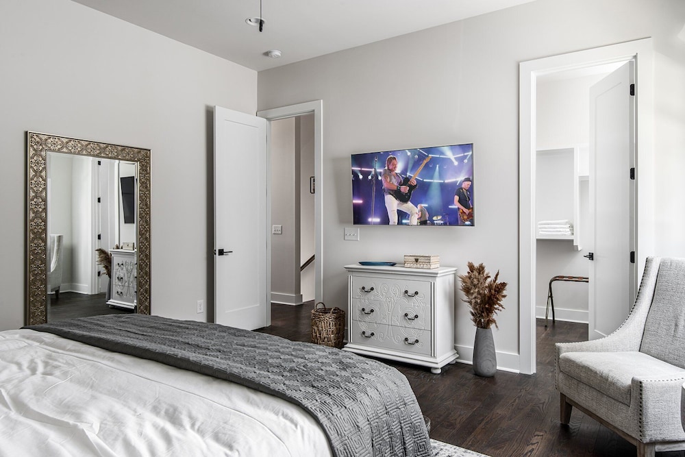 Luxe-tennessee Row-heart of Gulch-mins to Broadway