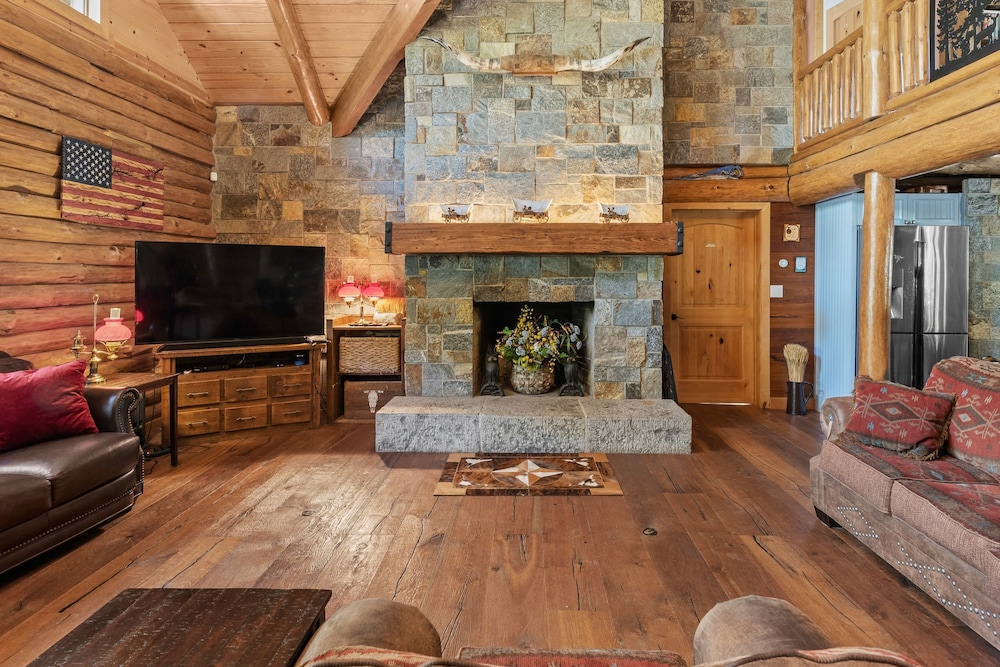 The Bigwood Cabin by Avantstay Hot Tub Firepit Pool Table Private Yard