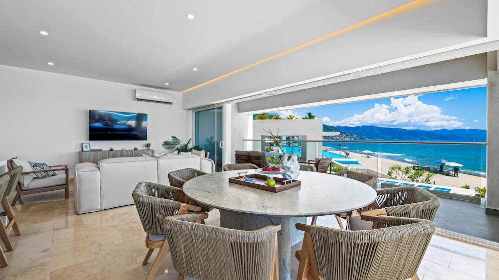 3BR with Private Pool on the Ocean