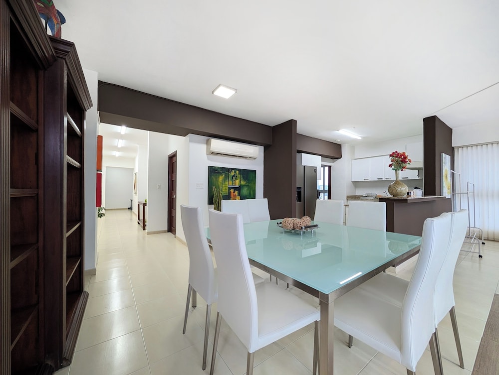 YC 1701l Apartamento 2 BDR Av Balboa