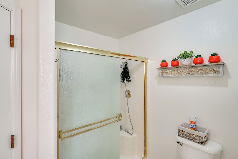 Kingman Family Home: Yard, Grill & Room to Relax!