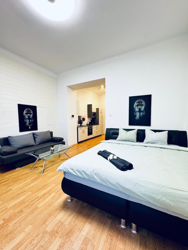 Lovely 2BR for 5 Peaceful Central Stay