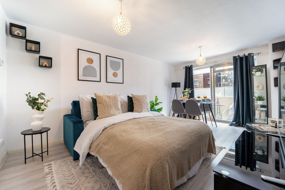 Stylish 1-Bedroom with Balcony near Soho