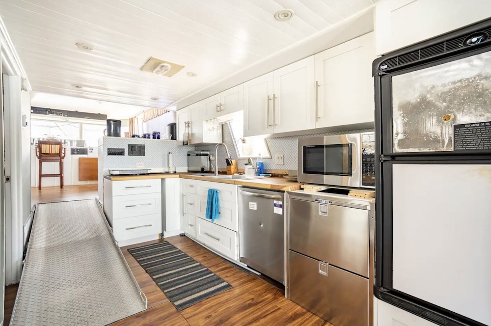 62' Yacht M/v Possibilities On Wide Private Canal 3 Bedroom Houseboat