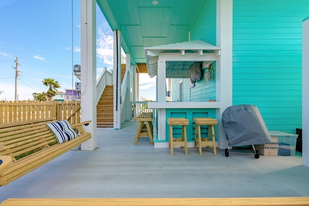 Sea Glass Cottage 2 Bedroom Home by RedAwning view 2