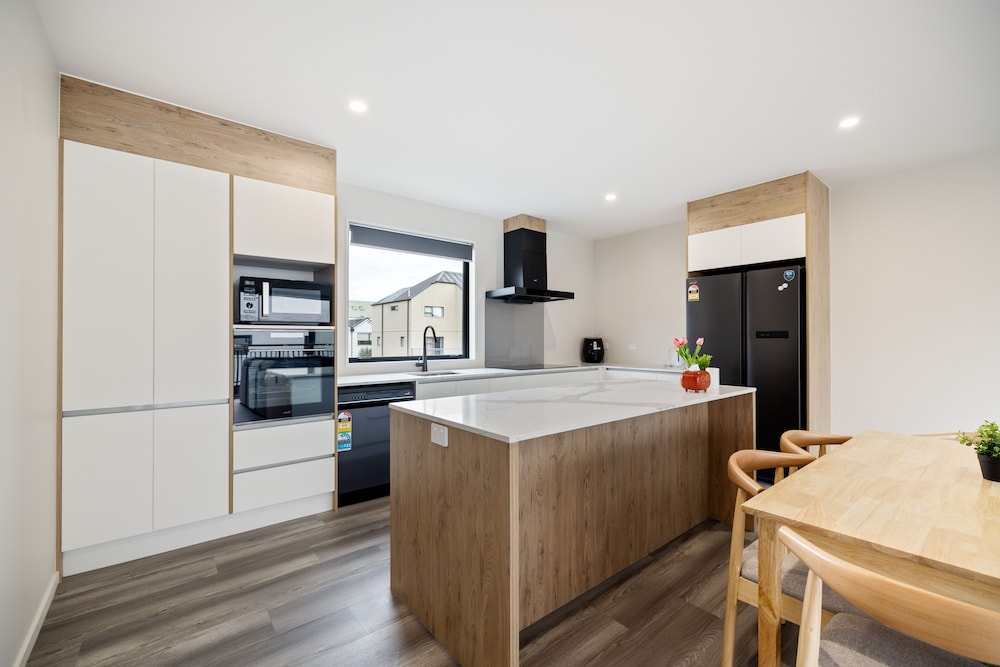 Close to Stadium 3 BR with Garage – Unit 1