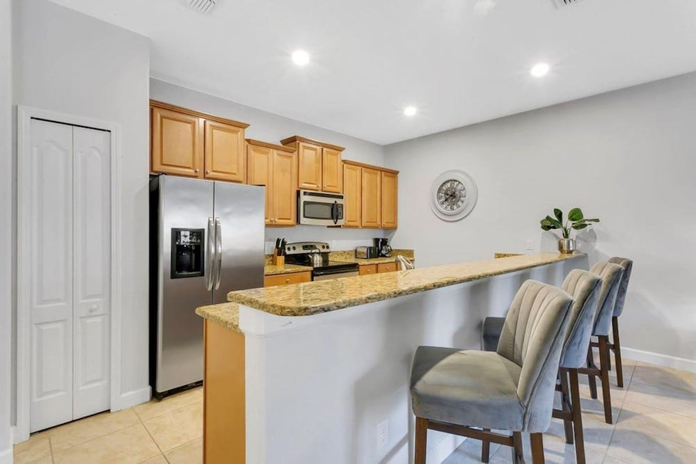 Amazing 4bdr House w Pool - PP