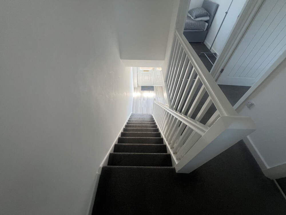 3 Bedroom House - Sleeps 6 & Free Parking