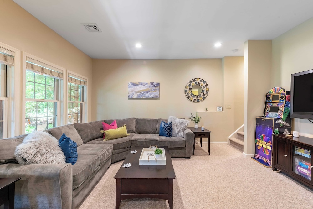 Highland Hideaway by Avantstay Group Poconos Retreat w/ Patio + Game Room
