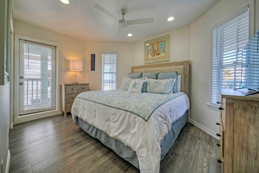 Holiday Beach House by Avantstay Pool + Beach view 5