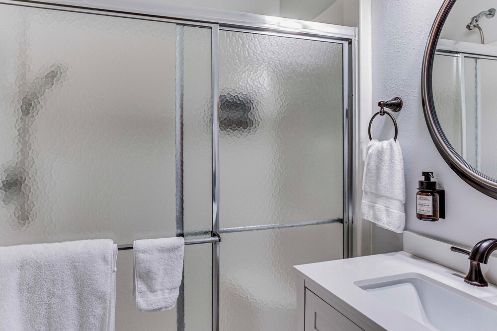 Lower-level Apt w/ Hot Tub & Sauna in Graham!