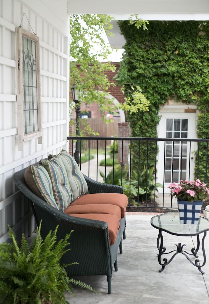 Carriage House Inn