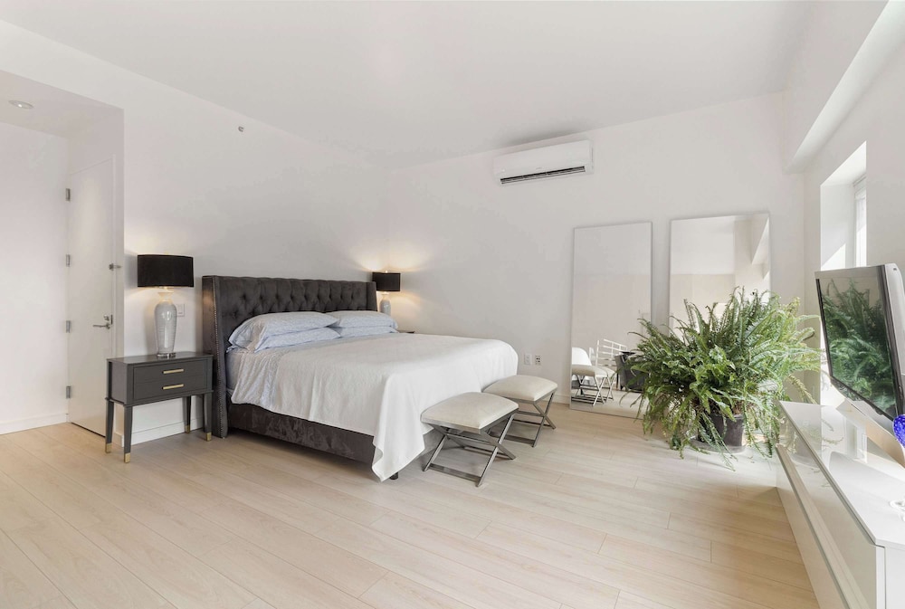 Midtown 5 Bedroom Duplex Luxury Penthouse, 2,500 sq ft, Sleeps 10, Manhattan, VIP Services