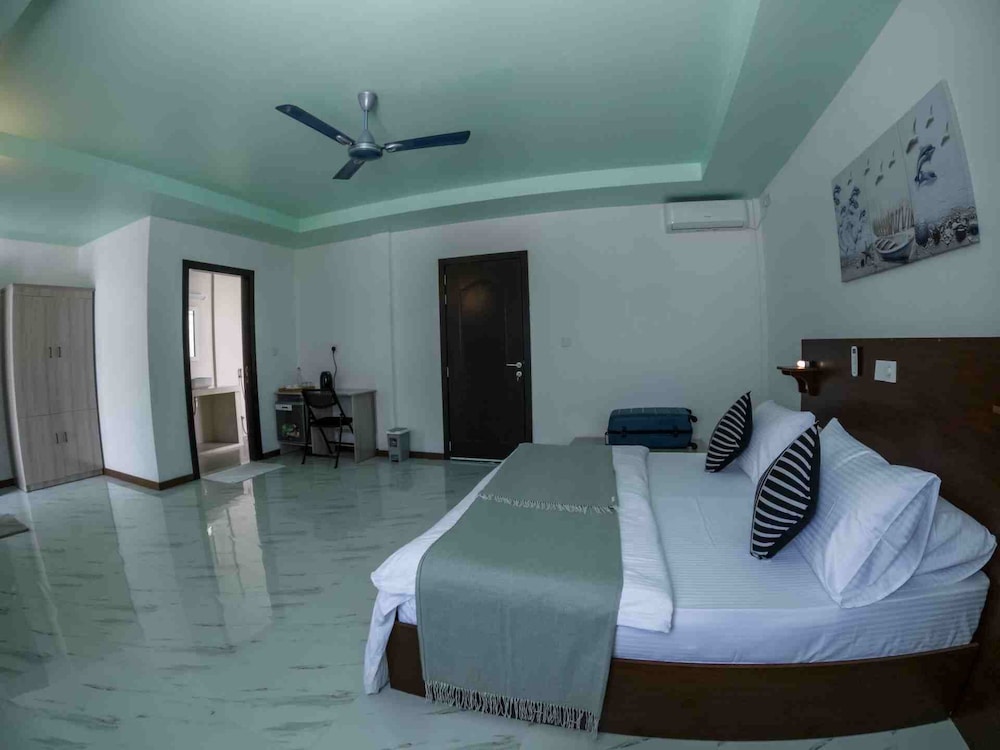 Clouds Beach Retreat Laamu view 3