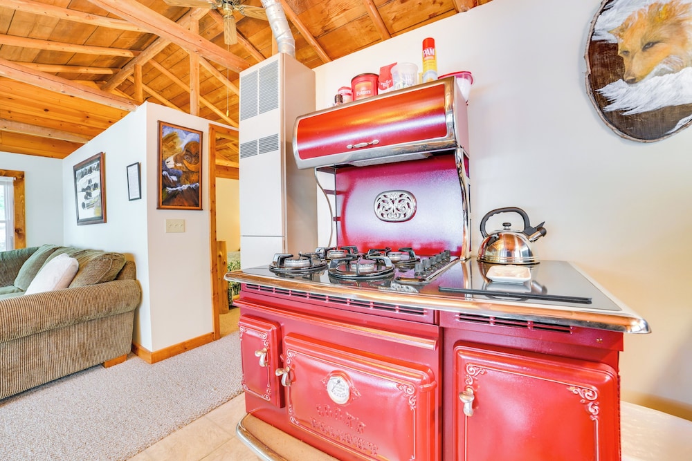 Steps to Lakefront: Dog-friendly Cabin in Levering