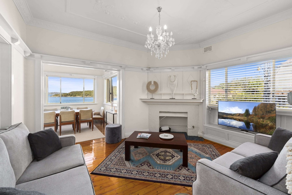 Fairlight 2-bed Apartment Steps From the Beach