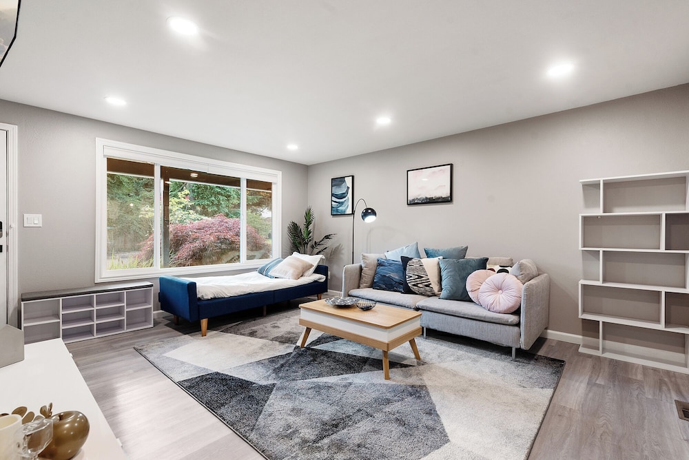 Cheerful Kirkland Home w/AC Big Yard, Walk to Beach