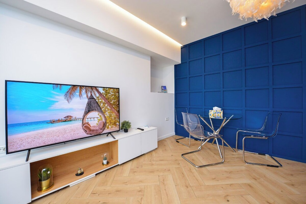 Blue Moon - One Bedroom - Romana Square