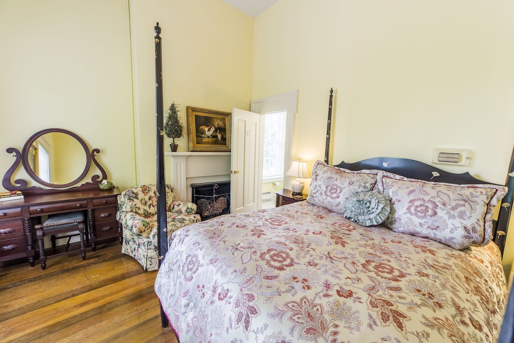 Bourbon Manor B&B