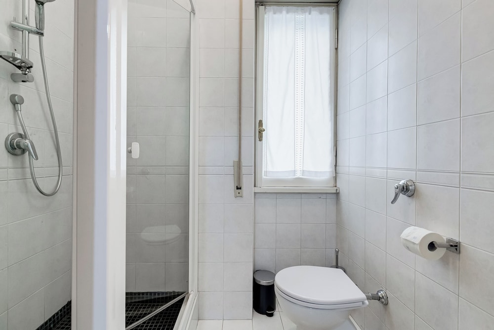 Cozy 2-Bedroom Flat with Balcony