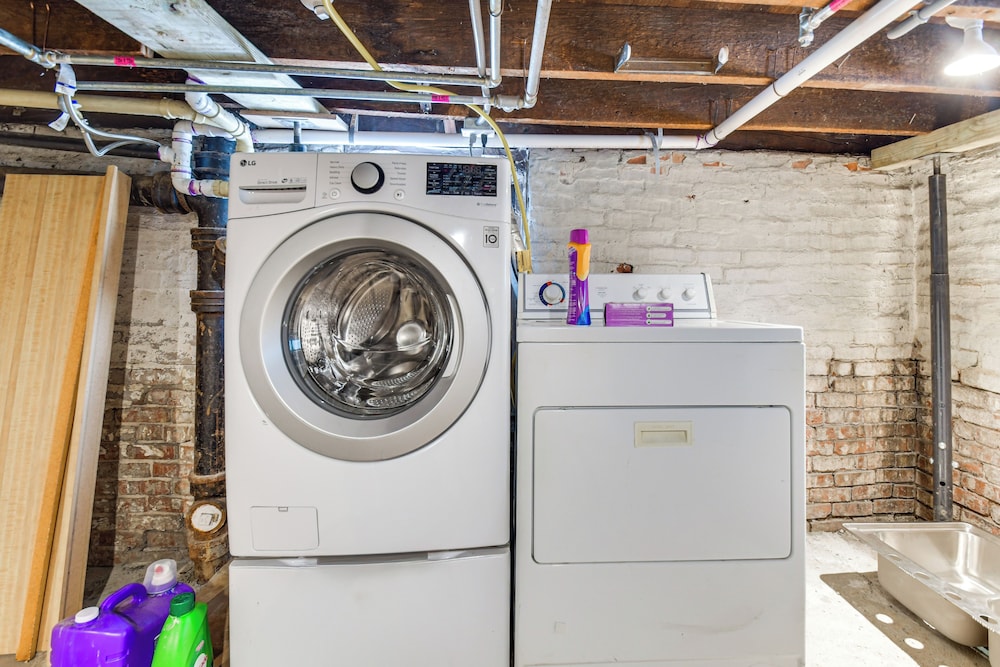 < 1 Mi to Main St: Quiet Apartment in Galesburg!