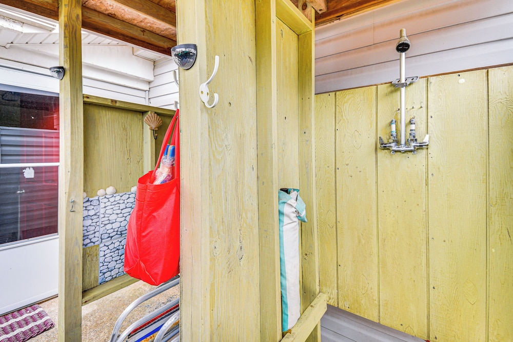 < 1/2 Mi to Beach Access + Pier: OBX Getaway