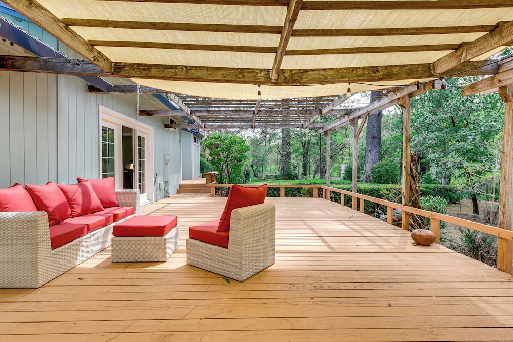 Pool & Deck: Wine Country Hideaway in Middletown!